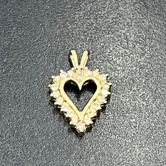 Signed 10K Yellow Gold Diamond Heart 0.20ct TW 20 Diamond 1.25g Pendant - Picture 1 of 11